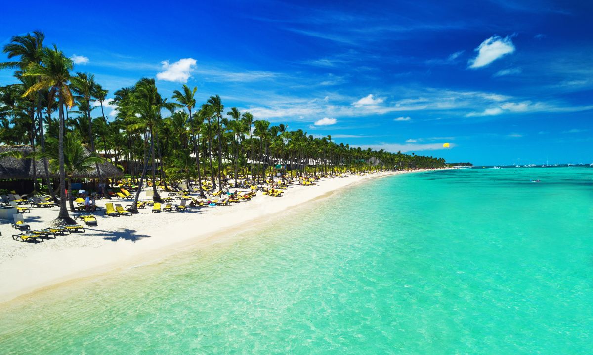 https://lapetiterade.com/wp-content/uploads/2024/10/plage-punta-cana.jpg?utm_source=chatgpt.com