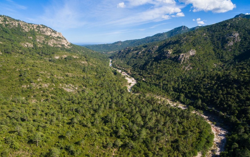 sentier pour aller aux piscines naturelles de cavu